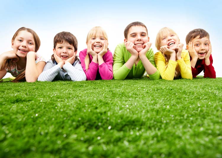Kinder liegen auf Rasen © pressmaster - Fotolia.com Kinder liegen auf Rasen