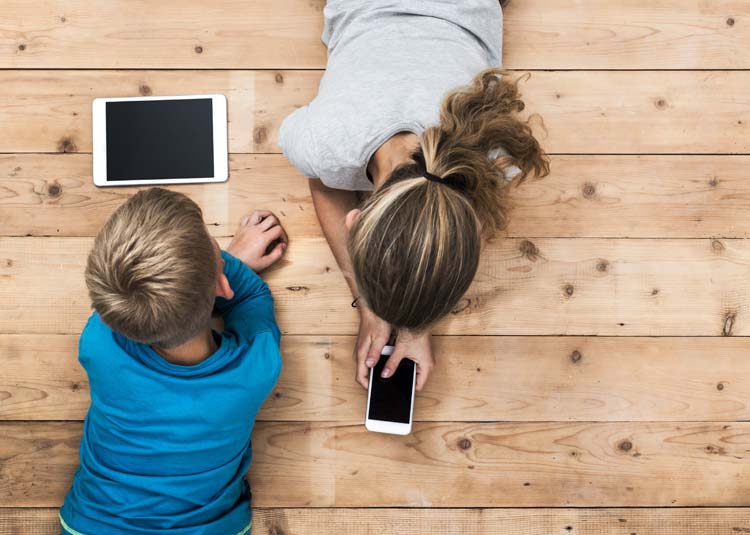 Kinder schauen auf Smartphone und Tablet © patrick - stock.adobe.com Kinder schauen auf Smartphone und Tablet