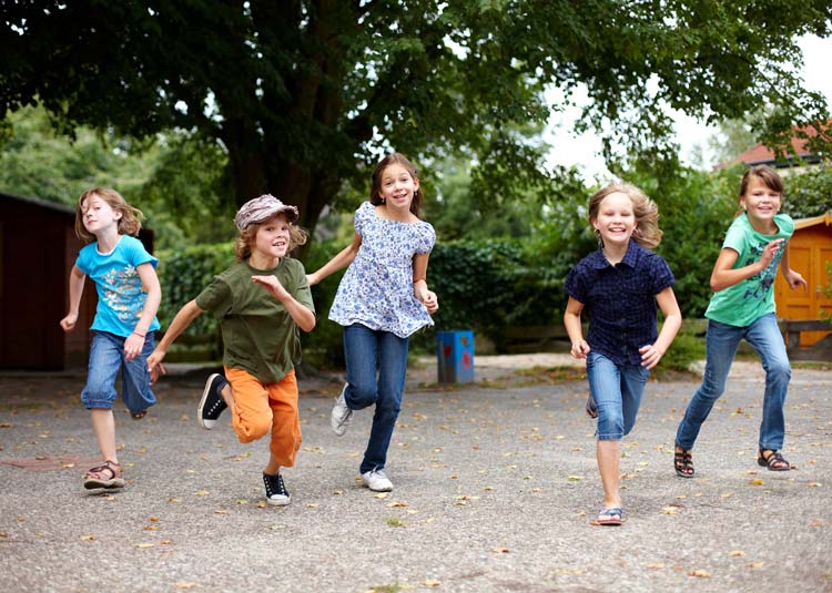 Kinder spielen draußen © Christian Schwier - Fotolia.com Kinder spielen draußen