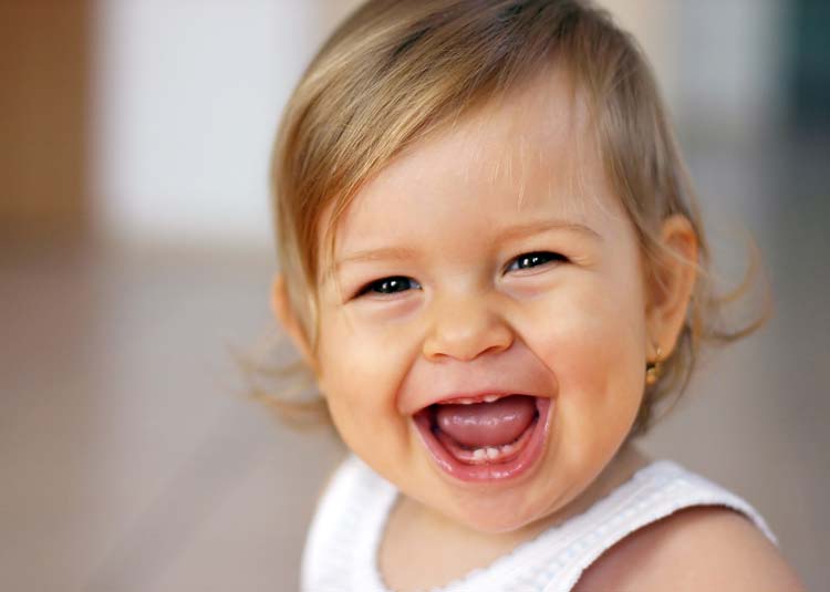 Kleinkind lacht © Brebca - Fotolia.com Kleinkind lacht