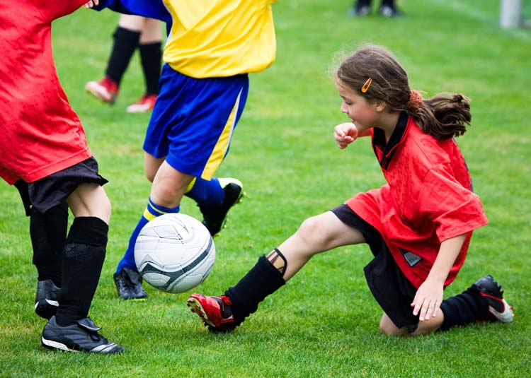 Kinder beim Fußballspielen © pmphoto - Fotolia.com Kinder beim Fußballspielen