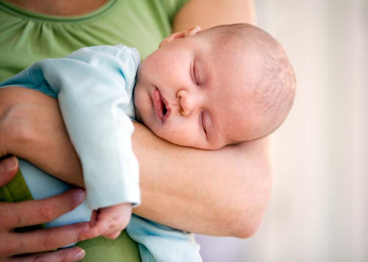 Säugling schläft auf Arm © Kati Molin - Fotolia.com Säugling schläft auf Arm