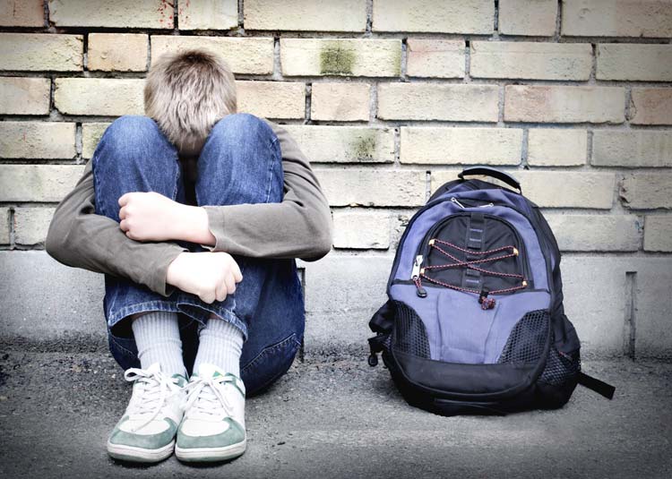 Trauriger Junge mit Rucksack © Mikael Damkier - Fotolia.com Trauriger Junge mit Rucksack