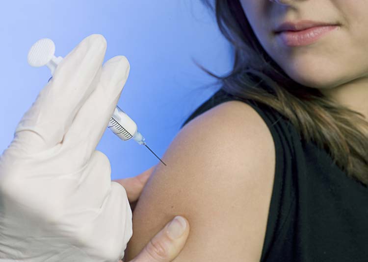 Patientin erhält Injektion © shoot4u - Fotolia.com Patientin erhält Injektion