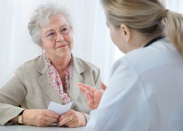 Ältere Patientin und Ärztin im Gespräch © Alexander Raths - Fotolia.com Ältere Patientin und Ärztin im Gespräch
