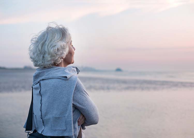 Ältere Frau am Strand © Danel - Fotolia.com Ältere Frau am Strand