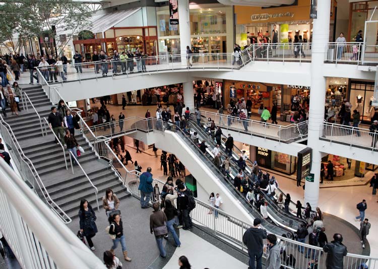 Menschen im Einkaufszentrum © Andris Piebalgs - Fotolia.com Menschen im Einkaufszentrum