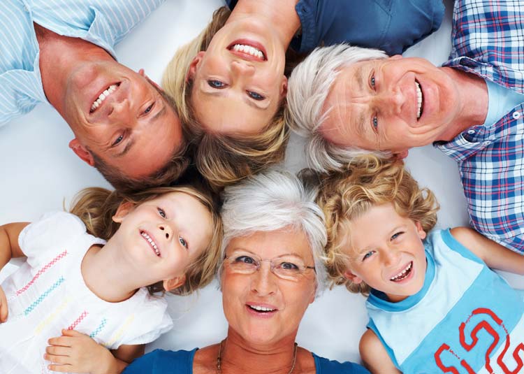Mehrgenerationenfamilie liegt im Kreis © Yuri Arcurs - Fotolia.com Mehrgenerationenfamilie liegt im Kreis