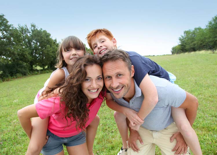 Familie geht Spazieren © goodluz - Fotolia.com Familie geht Spazieren