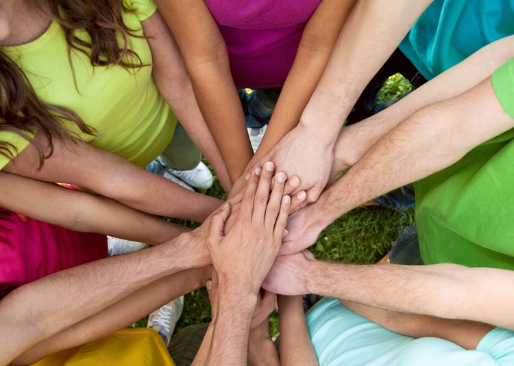 Hände werden im Kreis aufeinander gelegt © Rido - Fotolia.com Hände werden im Kreis aufeinander gelegt