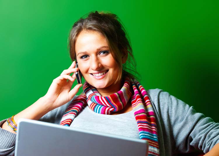 Junge Frau mit Notebook und Telefon © Yuri Arcurs - Fotolia.com Junge Frau mit Notebook und Telefon