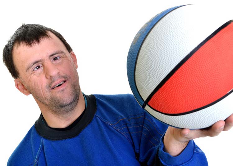 Mann mit Behinderung hält Basketball © muro - Fotolia.com Mann mit Behinderung hält Basketball