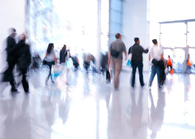 Menschen durchqueren Halle © LVDESIGN - Fotolia.com Menschen durchqueren Halle