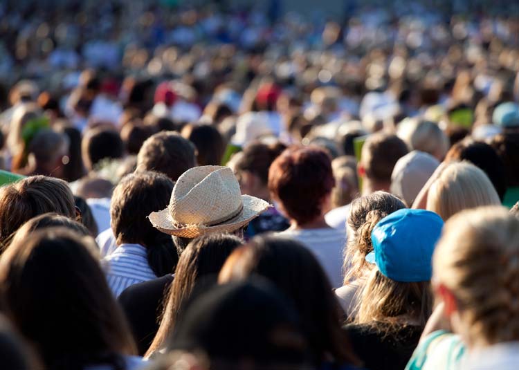 Menschenmenge in Innenstadt © Ints Vikmanis - Fotolia.com Menschenmenge in Innenstadt