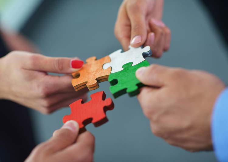 Menschen fügen Puzzelstücke zusammen © .shock - Fotolia.com Menschen fügen Puzzelstücke zusammen