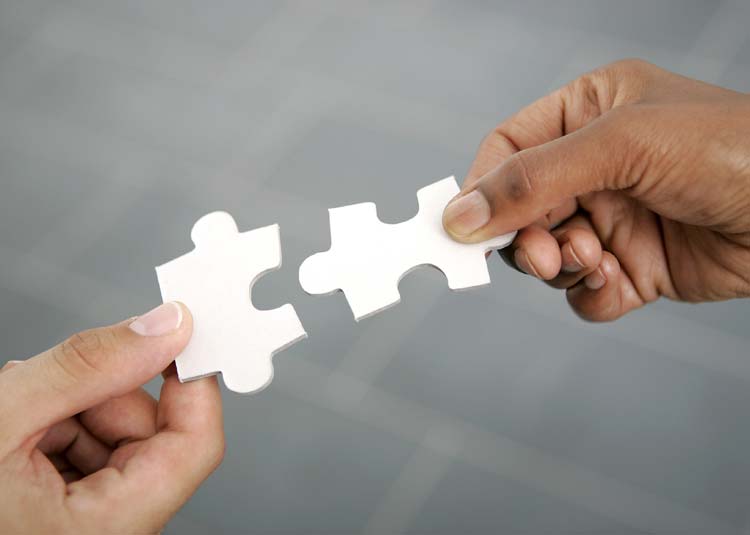 Zwei Puzzelteile greifen ineinander © Joachim Wendler - Fotolia.com Zwei Puzzelteile greifen ineinander