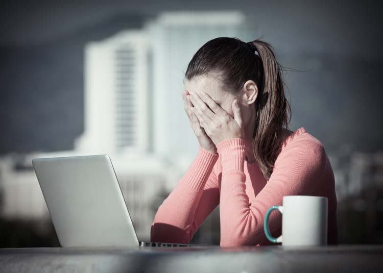 Überforderte Frau sitzt am Computer © kieferpix - Fotolia.com Überforderte Frau sitzt am Computer