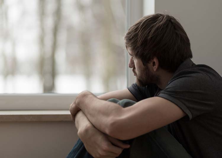 Trauriger Mann schaut aus Fenster © Photographee.eu - Fotolia.com Trauriger Mann schaut aus Fenster