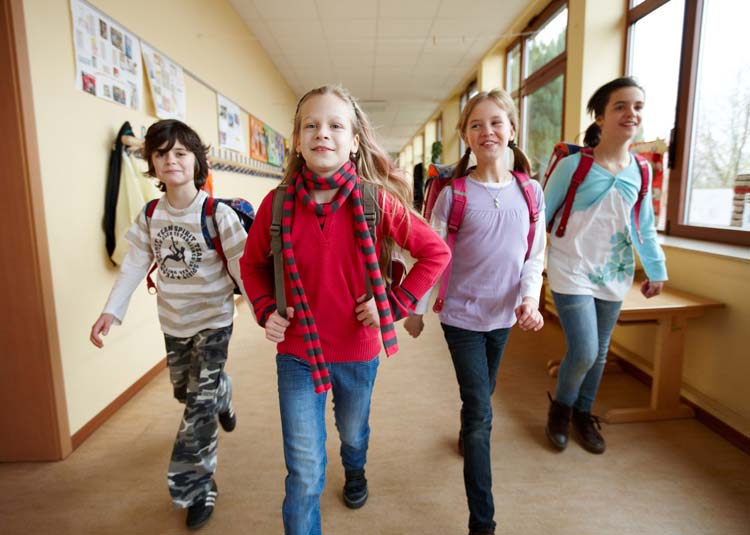 Grundschüler im Schulflur © Christian Schwier - Fotolia.com Grundschüler im Schulflur
