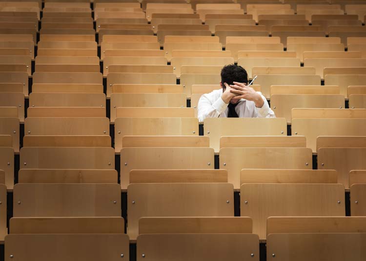Student sitzt allein im Hörsaal © engel.ac - stock.adobe.com Student sitzt allein im Hörsaal