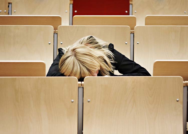 Studentin schläft in Hörsaal © christophe papke - Fotolia.com Studentin schläft in Hörsaal