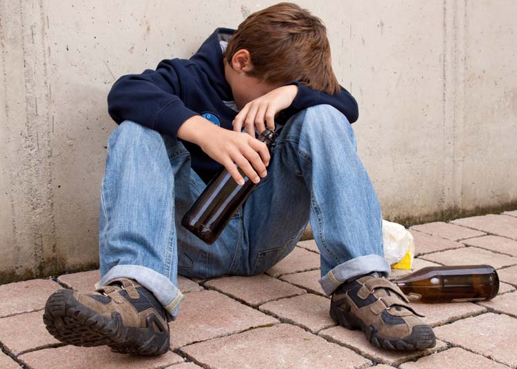 Jugendlicher mit leeren Bierflaschen © Markus Bormann - Fotolia.com Jugendlicher mit leeren Bierflaschen