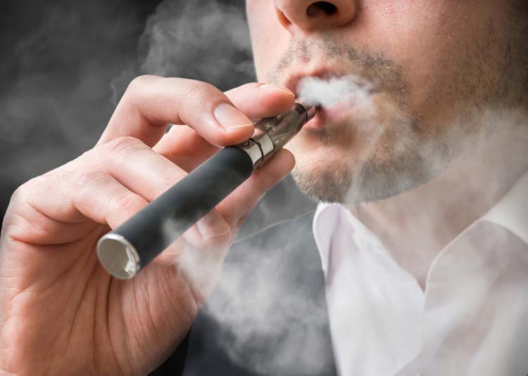 Mann raucht E-Zigarette © vchalup - Fotolia.com Mann raucht E-Zigarette
