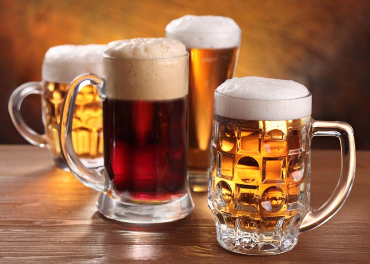 Volle Bierkrüge © volff - Fotolia.com Volle Bierkrüge